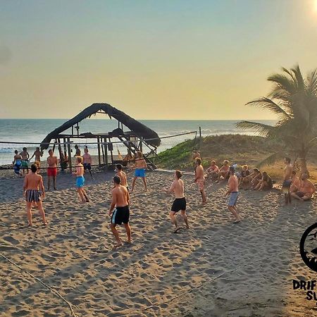 The Driftwood Surfer Beachfront Hostel / Restaurant / Bar, El Paredon El Paredón Buena Vista Esterno foto